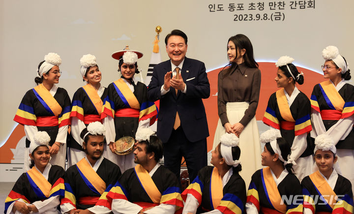 [뉴델리=뉴시스] 전신 기자 = G20 정상회의 참석차 인도를 방문한 윤석열 대통령과 부인 김건희 여사가 8일(현지시간) 뉴델리 시내 한 호텔에서 열린 인도 동포 초청 만찬 간담회에서 공연을 선보인 주인도한국문화원 사물놀이팀과 기념촬영하고 있다. (공동취재) 2023.09.09. photo1006@newsis.com
