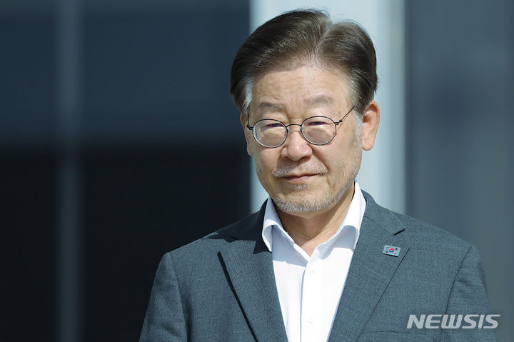 [서울=뉴시스] 최동준 기자 = 단식 열흘째인 이재명 더불어민주당 대표가 9일 서울 여의도 국회에서 쌍방울 대북송금 의혹 조사를 받기 위해 수원지방검찰청으로 출발하고 있다. 2023.09.09. photocdj@newsis.com