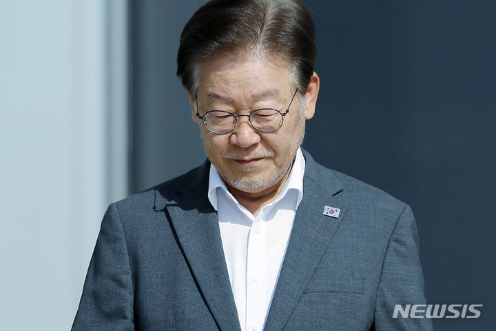 [서울=뉴시스] 최동준 기자 = 단식 열흘째인 이재명 더불어민주당 대표가 9일 서울 여의도 국회에서 쌍방울 대북송금 의혹 조사를 받기 위해 수원지방검찰청으로 출발하고 있다. 2023.09.09. photocdj@newsis.com