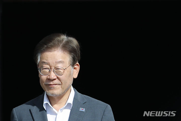 [서울=뉴시스] 최동준 기자 = 단식 열흘째인 이재명 더불어민주당 대표가 9일 서울 여의도 국회에서 쌍방울 대북송금 의혹 조사를 받기 위해 수원지방검찰청으로 출발하고 있다. 2023.09.09. photocdj@newsis.com