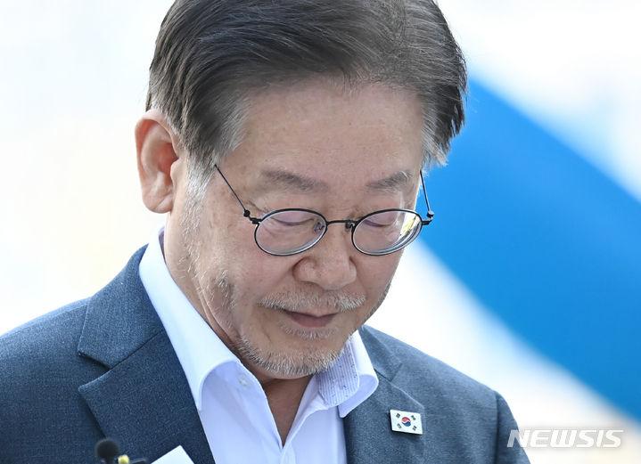 [수원=뉴시스] 김종택 기자 = '쌍방울그룹 대북 송금' 의혹과 관련해 이재명 더불어민주당 대표가 9일 경기도 수원시 영통구 수원지방검찰청에 피의자 신분으로 조사를 받기 위해 출석하고 있다. 2023.09.09. jtk@newsis.com