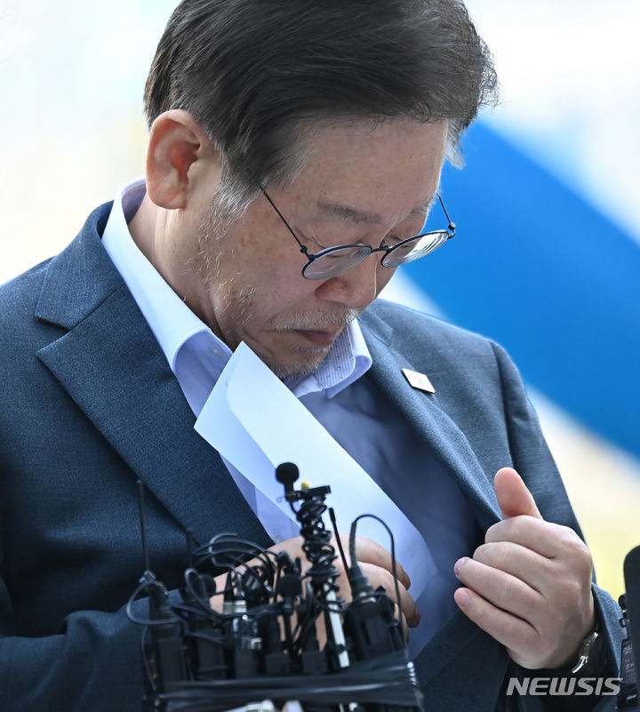 [수원=뉴시스] 김종택 기자 = '쌍방울그룹 대북 송금' 의혹과 관련해 이재명 더불어민주당 대표가 9일 경기도 수원시 영통구 수원지방검찰청에 피의자 신분으로 조사를 받기 위해 출석하고 있다. 2023.09.09. jtk@newsis.com