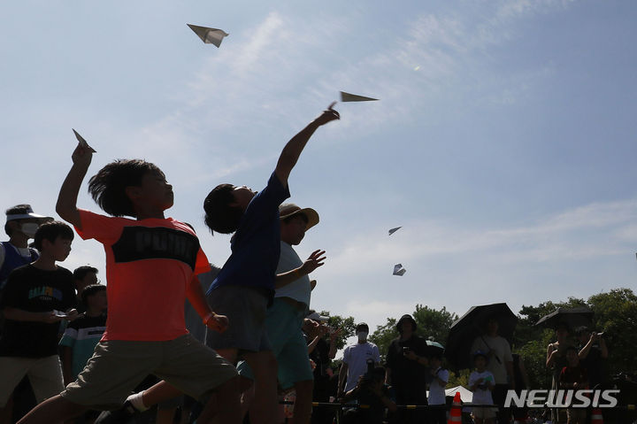 [서울=뉴시스] 최동준 기자 = 9일 서울 여의도한강공원 잔디마당에서 열린 한강 종이비행기 축제에 참가한 어린이들이 종이비행기를 하늘 위로 날리고 있다. 2023.09.09. photocdj@newsis.com