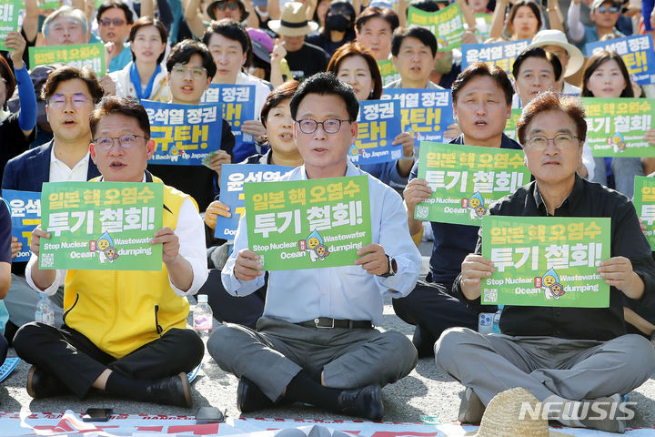 [서울=뉴시스] 최동준 기자 = 일본 오염수 투기 저지 3차 범국민대회가 열린 9일 서울 광화문 네거리에서 더불어민주당 박광온 원내대표, 우원식 의원, 배진교 정의당 원내대표 등 참석자들이 해양투기 중단, 방류용인 윤석열정권 규탄, 일본산 수산물 수입 전면 금지를 촉구하고 있다. 2023.09.09. photocdj@newsis.com