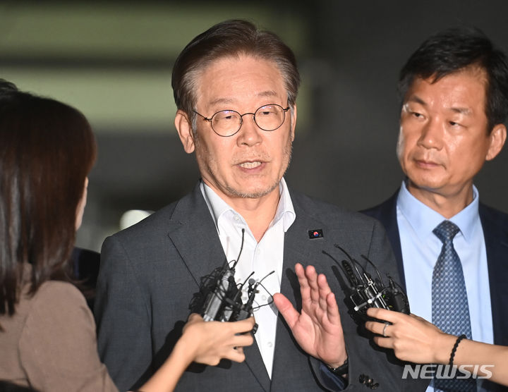 [수원=뉴시스] 김종택 기자 = 이재명 더불어민주당 대표가 지난 9일 오후 경기도 수원시 영통구 수원지방검찰청에서 '쌍방울그룹 대북 송금' 의혹과 관련해 조사를 받은 뒤 취재진 질문에 답하고 있다. 2023.09.09. jtk@newsis.com