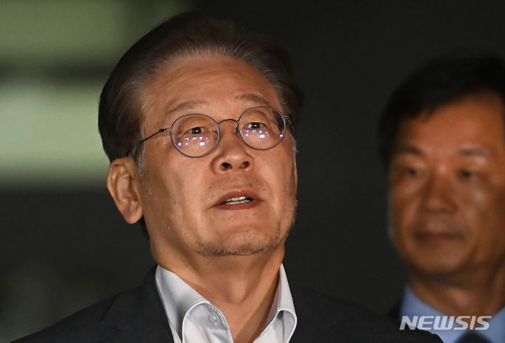 [수원=뉴시스] 김종택 기자 = 이재명 더불어민주당 대표가 9일 오후 경기도 수원시 영통구 수원지방검찰청에서 '쌍방울그룹 대북 송금' 의혹과 관련해 조사를 받은 뒤 취재진 질문에 답하고 있다. 2023.09.09. jtk@newsis.com