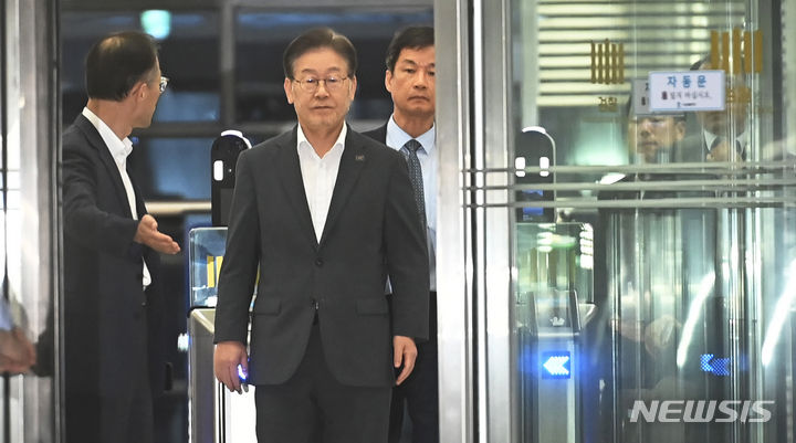 [수원=뉴시스] 김종택 기자 = 이재명 더불어민주당 대표가 지난 9일 오후 경기도 수원시 영통구 수원지방검찰청에서 '쌍방울그룹 대북 송금' 의혹과 관련해 조사를 받은 뒤 검찰청사를 나서고 있다. 2023.09.09. jtk@newsis.com