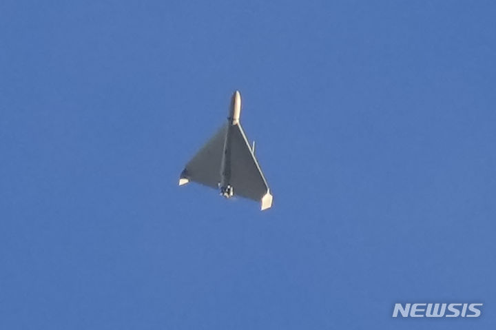 [AP/뉴시스] 우크라는 이란제 자폭 드론의 전자부품 대부분이 서방 지원국 기업 것들이라고 말했다. 사진은 2022년 10월 키이우 공격 직전의 드론 모습 