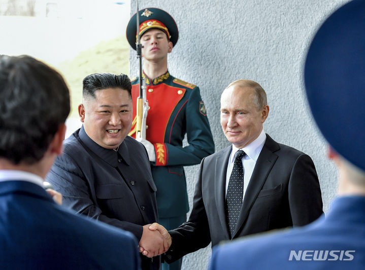 [블라디보스토크=AP/뉴시스]블라디미르 푸틴 러시아 대통령이 북한을 방문해 김정은 북한 국무위원장과 긴 회담을 할 것으로 예고됐다. 사진은 2019년 4월25일(현지시각) 김(가운데 왼쪽) 위원장과 푸틴(가운데 오른쪽) 대통령이 러시아 블라디보스토크에서 악수를 나누는 모습. 2024.06.18.