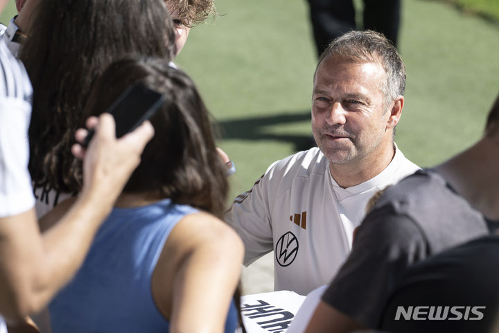 [볼프스부르크=AP/뉴시스] 한지 플릭 전 독일 대표팀 감독이 독일축구협회 역사상 최초로 경질된 사령탑이 됐다.