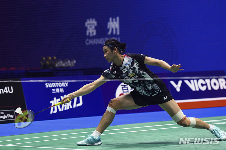 [창저우=AP/뉴시스] 안세영이 10일 중국 창저우 올림픽스포츠센터에서 열린 2023 세계배드민턴연맹(BWF) 월드투어 슈퍼 1000 중국오픈 여자 단식 결승 일본 야마구치 아카네와의 경기에서 리턴 샷을 하고 있다. 여자 단식 세계 1위 안세영은 세계 2위 야마구치 아카네를 2-0(21-10 21-19)로 물리치고 우승을 차지했다.
