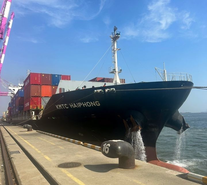 [인천=뉴시스] 코리아 하이퐁 서비스에 투입되는 ‘케이엠티씨 하이퐁(KMTC HAIPHONG)’호 전경(사진=인천항만공사 제공)&nbsp; *재판매 및 DB 금지