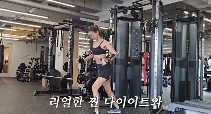 [서울=뉴시스] 지난 9일 유튜브 채널 '한혜진 Han Hye Jin'에는 '한혜진의 14일 만에 체지방 8㎏ 만드는 가장 쉬운 비법 공개'라는 제목의 영상이 공개됐다. (사진=유튜브 채널 '한혜진 Han Hye Jin' 캡처) 2023.09.10. photo@newsis.com *재판매 및 DB 금지