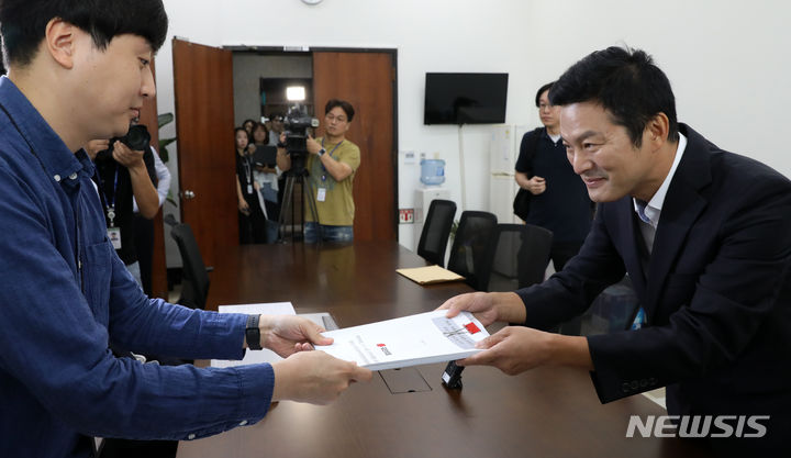 [서울=뉴시스] 고범준 기자 = 김태우 전 강서구청장이 10일 오전 서울 여의도 국회 국민의힘 기획조정국에서 서울 강서구청장 보궐선거 공천을 위한 후보 등록을 하고 있다. 2023.09.10. bjko@newsis.com