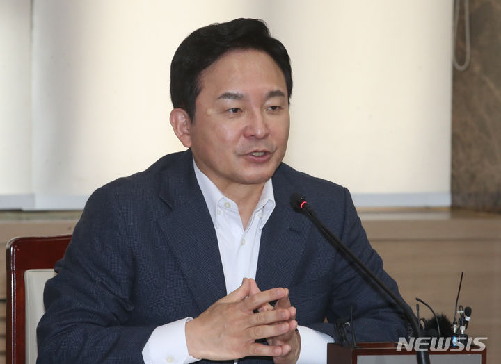 [서울=뉴시스] 김명원 기자 = 원희룡 국토교통부 장관이 10일 서울 종로구 정부서울청사에서 열린 공공주택 혁신 전문가 간담회에 참석해 발언하고 있다. 2023.09.10. kmx1105@newsis.com