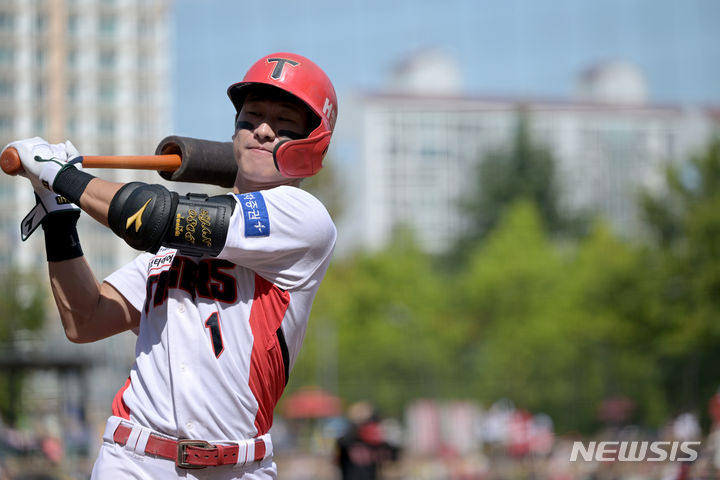 [광주=뉴시스] 이영주 기자 = 10일 오후 광주 북구 광주-기아챔피언스필드에서 열린 2023프로야구 KIA 타이거즈 대 LG 트윈스의 경기, 1회 말 KIA 박찬호가 몸을 풀고 있다 2023.09.10. leeyj2578@newsis.com