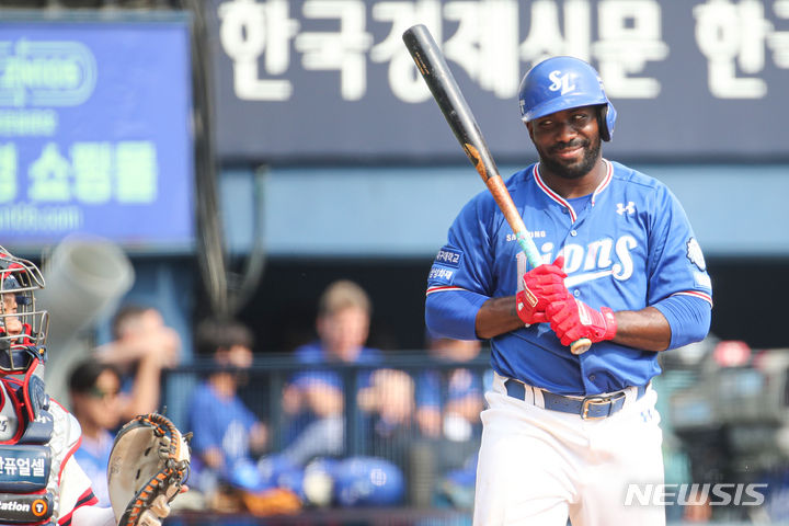 [서울=뉴시스] 권창회 기자 = 10일 서울 송파구 잠실야구장에서 열린 2023 프로야구 삼성 라이온즈 대 두산베어스의 경기, 3회 초 2사 주자 1루서 삼성 피렐라가 5번째 공을 볼로 고른뒤 미소를 짓고 있다. 2023.09.10. kch0523@newsis.com