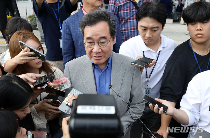 [서울=뉴시스] 고범준 기자 = 이낙연 더불어민주당 전 대표가 10일 오후 서울 여의도 국회 본청 앞 단식투쟁천막에서 이재명 대표와 대화를 마치고 취재진 질문에 답변하고 있다. 2023.09.10. bjko@newsis.com