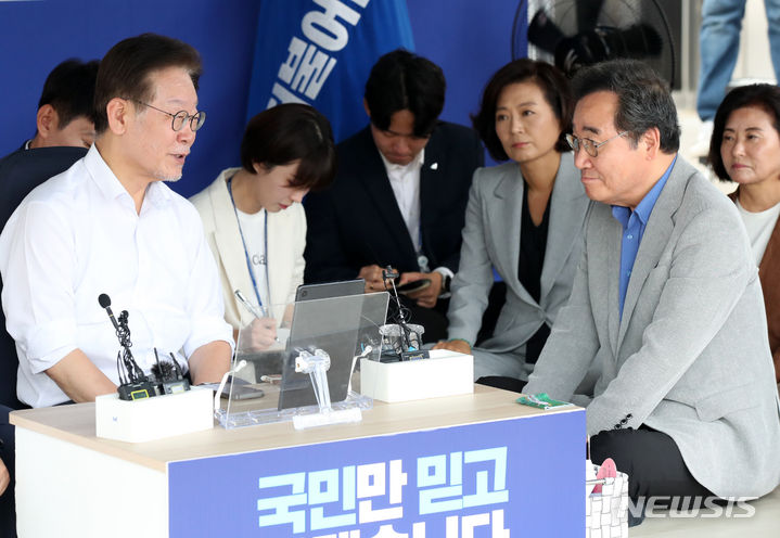 [서울=뉴시스] 고범준 기자 = 단식투쟁 11일차인 이재명 더불어민주당 대표가 10일 오후 서울 여의도 국회 본청 앞 단식투쟁천막에서 이낙연 전 대표와 대화를 나누고 있다. 2023.09.10. bjko@newsis.com