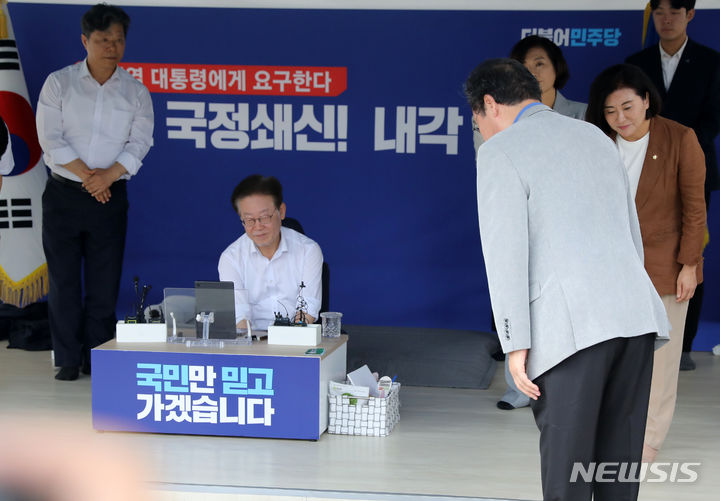 [서울=뉴시스] 고범준 기자 = 이낙연 더불어민주당 전 대표가 10일 오후 서울 여의도 국회 본청 앞 단식투쟁천막에서 이재명 더불어민주당 대표와 대화를 마치고 인사를 하고 있다. 2023.09.10. bjko@newsis.com