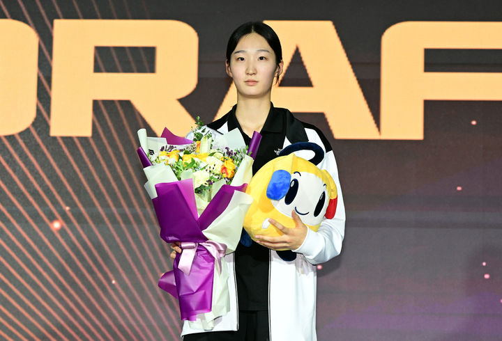 [서울=뉴시스] 최진석 기자 = 한봄고 김세빈이 10일 서울 강서구 메이필드 호텔에서 열린 2023~2024 KOVO 여자 신인선수 드래프트에서 1라운드 1순위로 한국도로공사에 지명된 후 기념촬영을 하고 있다. (사진=KOVO 제공) 2023.09.10. photo@newsis.com *재판매 및 DB 금지