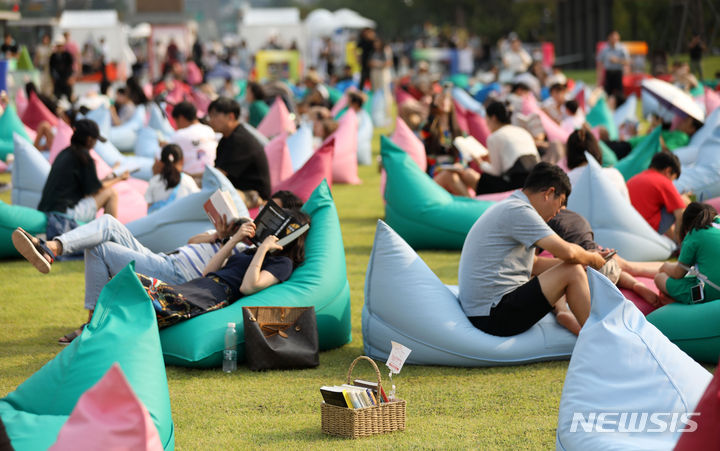 [서울=뉴시스] 김선웅 기자 = 10일 서울 종로구 광화문광장 광화문책마당에서 시민들이 휴식과 독서를 하고 있다. 2023.09.10. mangusta@newsis.com