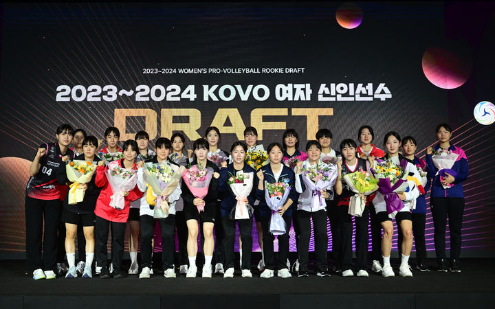 [서울=뉴시스] 최진석 기자 = 10일 서울 강서구 메이필드 호텔에서 열린 2023~2024 KOVO 여자 신인선수 드래프트에서 각구단에 지명된 선수들이 기념촬영을 하고 있다. (사진=KOVO 제공) 2023.09.10. photo@newsis.com *재판매 및 DB 금지