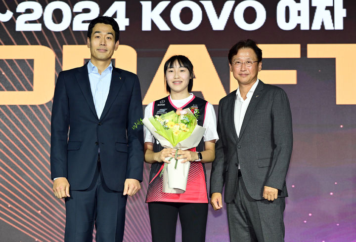 [서울=뉴시스] 최진석 기자 = 일신여상 곽선옥이 10일 서울 강서구 메이필드 호텔에서 열린 2023~2024 KOVO 여자 신인선수 드래프트에서 1라운드 2순위로 정관장에 지명된 후 정관장 고희진(왼쪽) 감독, 이종림(오른쪽) 단장과 기념 촬영을 하고 있다. (사진=KOVO 제공) 2023.09.10. photo@newsis.com *재판매 및 DB 금지