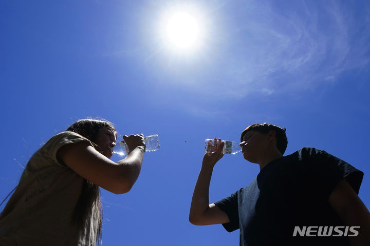 [서울=AP/뉴시스] 코페르니쿠스기후변화관리국(C3S)에 따르면 올해 9월에 지구 표면 평균 온도가 약 16.3도였다고 5일(현지시간) 미국 CBS뉴스, 영국 BBC 등이 보도했다. 사진은 지난 7월17일 미국 애리조나주 피닉스에서 사람들이 물을 마시고 있는 모습. 피닉스의 폭염 경보는 9월10일까지 이어졌다. 2023.10.06.