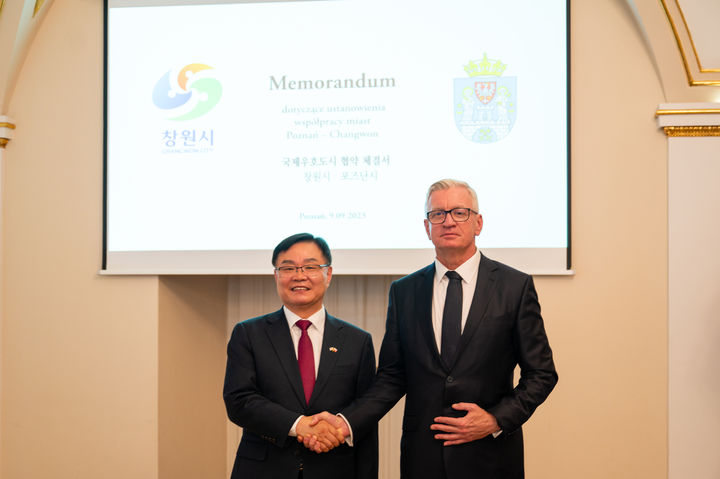 [창원=뉴시스] 강경국 기자 = 홍남표 경남 창원시장이 지난 9일(현지시간) 폴란드 포즈난시청에서 야첵 야스코비악 포즈난시장과 국제 우호도시 협약을 체결하고 있다. (사진=창원시청 제공). 2023.09.11. photo@newsis.com *재판매 및 DB 금지