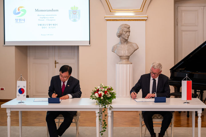 [창원=뉴시스] 강경국 기자 = 홍남표 경남 창원시장이 지난 9일(현지시간) 폴란드 포즈난시청에서 야첵 야스코비악 포즈난시장과 국제 우호도시 협약을 체결하고 있다. (사진=창원시청 제공). 2023.09.11. photo@newsis.com *재판매 및 DB 금지