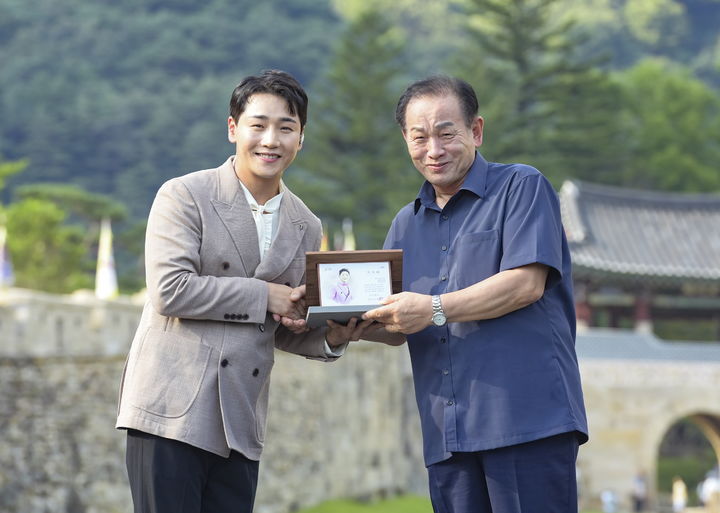 신현국 문경시장이 가수 박군에게 홍보대사 위촉패를 전달하고 있다. (사진=문경시 제공) *재판매 및 DB 금지