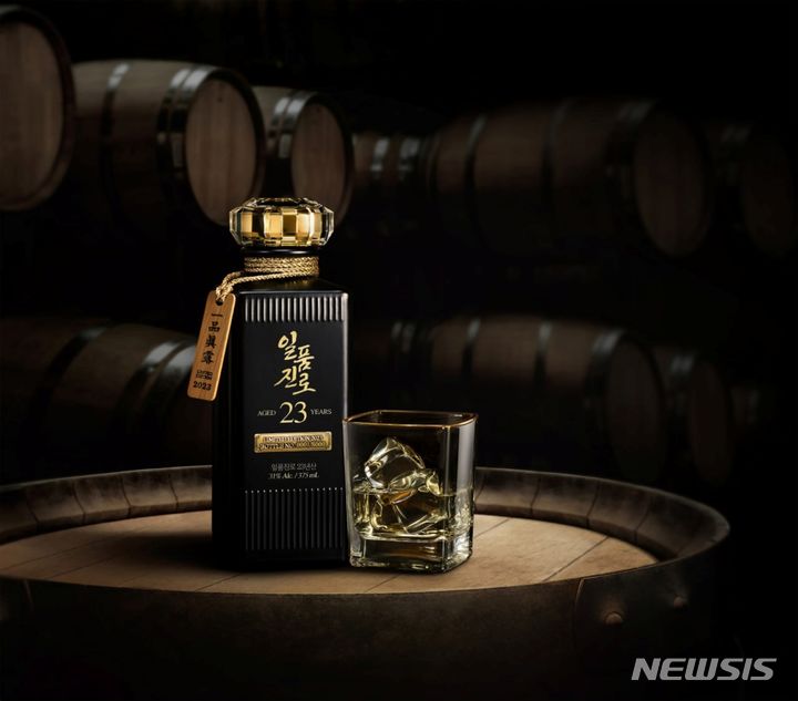 [서울=뉴시스] 일품진로 23년산 이미지. (사진=하이트진로 제공)