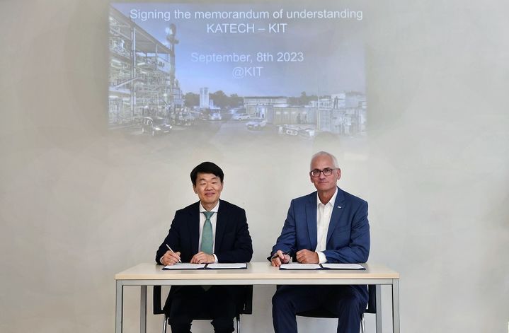 [서울=뉴시스] 지난 8일(현지시각) 독일 카를스루에 공과대학교에서 체결된 업무협약 서명식에서 나승식 한국자동차연구원장(왼쪽)과 카를스루에공대 관계자가 기념촬영을 하고 있다. (사진=한국자동차연구원 제공) 2023.09.11 photo@newsis.com *재판매 및 DB 금지