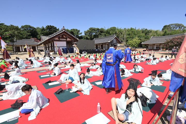 논산시 돈암서원에서 열린 '사계 인문학 대축제'에서 재현된 과거시험에 참석한 학생들이 시험을 치르고 있다. 2023. 09. 11 논산시 *재판매 및 DB 금지