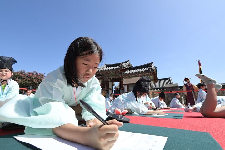 논산 돈암서원에서 열린 '사계 인문학 대축제'에  과거시험에 응시한 학생이 진지한 모습으로 시험에 응하고 있다. 2023. 09. 11 논산시 *재판매 및 DB 금지