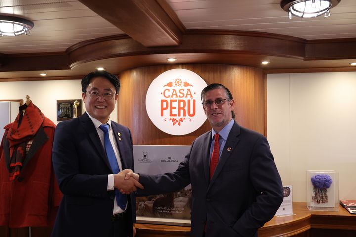 [부산=뉴시스] (왼쪽부터) KIOST 강도형 원장과 파울 페르난도 두클로스 파로디 주한 페루대사 (사진=KIOST 제공) *재판매 및 DB 금지