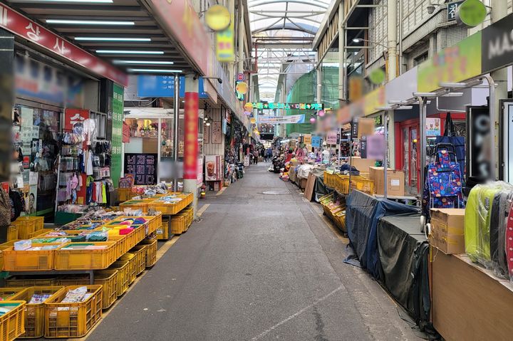 [대구=뉴시스] 추석을 20여일 앞둔 11일 오전 대구 중구 대신동 서문시장이 한산한 모습을 보이고 있다. 2023.09.11. king@newsis.com *재판매 및 DB 금지