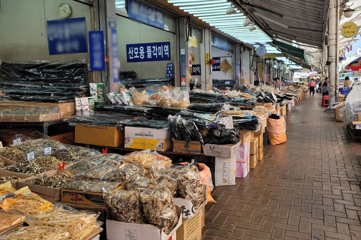 [대구=뉴시스] 추석을 20여일 앞둔 11일 오전 대구 중구 대신동 서문시장이 한산한 모습을 보이고 있다. 2023.09.11. king@newsis.com *재판매 및 DB 금지