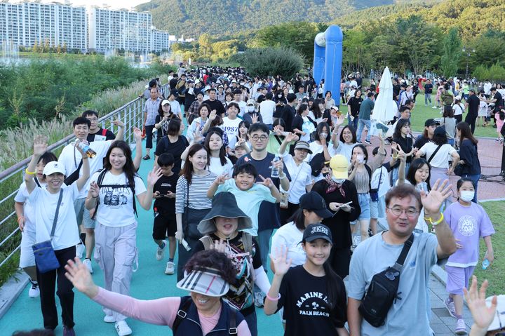 [대구=뉴시스] 대구시 달서구는 월광수변공원에서 2023 월광 달빛 나눔 걷기를 개최했다. (사진 = 대구시 달서구 제공) 2023.09.11. photo@newsis.com  *재판매 및 DB 금지