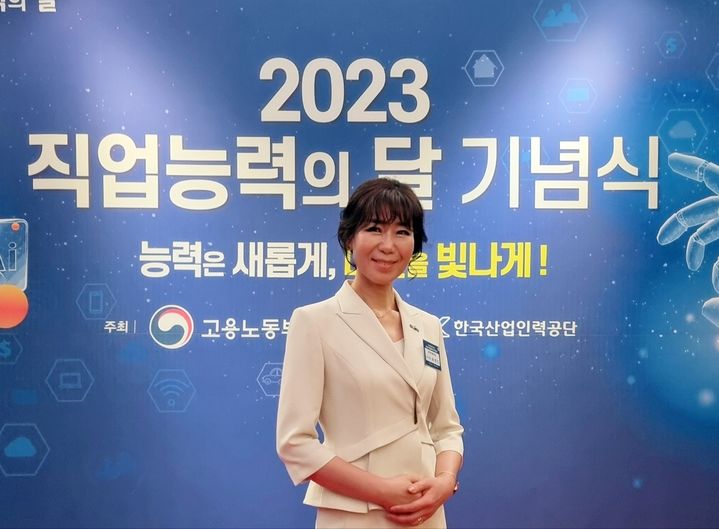 고용노동부와 한국산업인력공단이 개최한 '2023 직업능력의 달 기념식'에서 미용분야 '대한민국 명장'에 선정된 서선민헤어 서신민 대표. *재판매 및 DB 금지