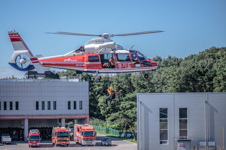 [수원=뉴시스] 양효원 기자 = 11일 경기도특수대응단 '2023년 하반기 소방전술훈련 평가'에 참여한 소방관들이 헬기 훈련을 진행하고 있다. (사진=경기도소방재난본부 제공) 2023.9.11. hyo@newsis.com *재판매 및 DB 금지