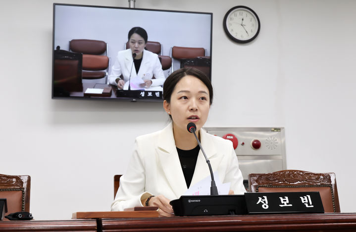 [창원=뉴시스] 강경국 기자 = 국민의힘 성보빈 경남 창원시의원(상남,사파동)이 11일 실종아동 발생 예방 및 조기 발견 지원 조례를 대표 발의하고 있다. (사진=창원시의회 제공). 2023.09.11. photo@newsis.com *재판매 및 DB 금지