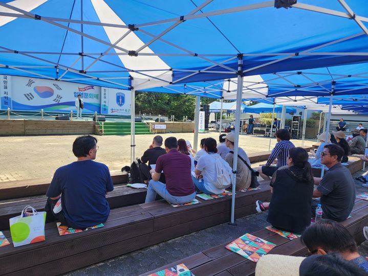 11일 논산 육군훈련소에서 열린 현역별 입영문화제에 참석한 입영장병과 가족들이 공연을 지켜보고 있다. 2023. 09. 11 kshoon0663@newsis.com *재판매 및 DB 금지