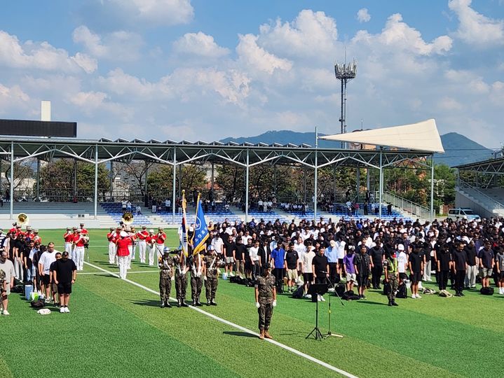 11일 논산 육군훈련소에서 가족들이 지켜본 가운데 입영식을 갖고 있다. 2023. 09. 11 kshoon0663@newsis.com&nbsp; *재판매 및 DB 금지