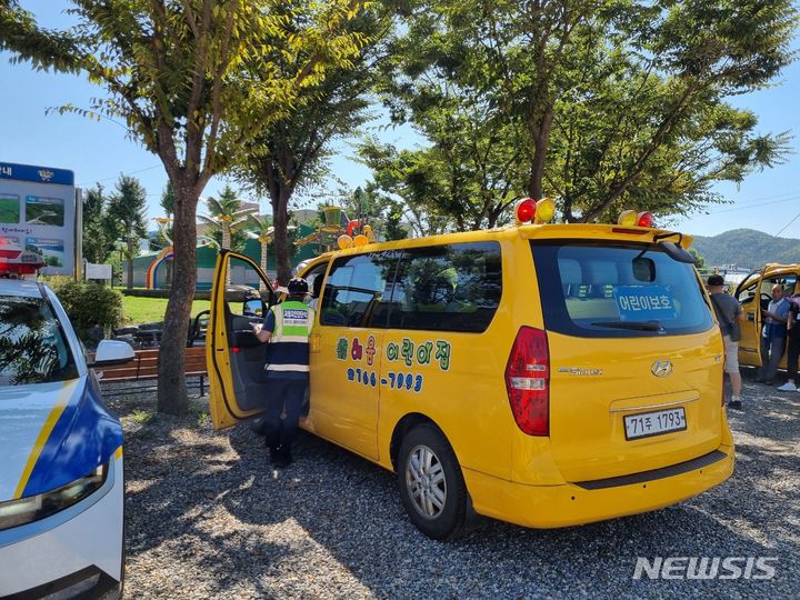 [광주(경기)=뉴시스]경기 광주시가 올 하반기 어린이집 통학버스 합동점검을 실시했다.