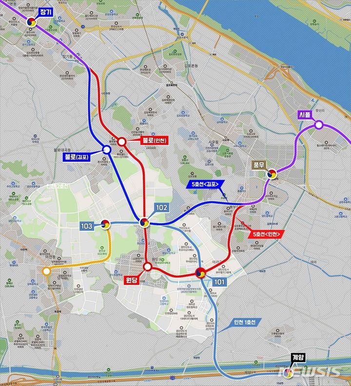 [인천=뉴시스] 이루비 기자 = 인천시(빨간색)와 경기 김포시(파란색)가 각각 제시한 지하철 5호선 연장 노선안. 지난 8월8일 검단신도시에서 국토교통부 대도시권광역교통위원회 회의를 진행하던 중 유출된 노선도를 검단신도시연합이 재구성했다. (노선도=검신연합 제공) 2023.09.11. photo@newsis.com *재판매 및 DB 금지