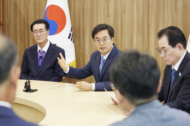 11일 오후 경기도청 집무실에서 김동연 경기도지사와 전라남도 4개 군수가 간담회를 하고 있다. (사진=경기도 제공) *재판매 및 DB 금지