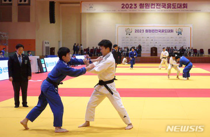 [철원=뉴시스] 김의석 기자 = 11일 오전 강원 철원군 실내체육관에서 열린 2023철원컵전국유도대회 예선경기에서 출전 선수들이 승리를 위해 자웅을 겨루고 있다. 2023. 09. 11. cw32784@newsis.com