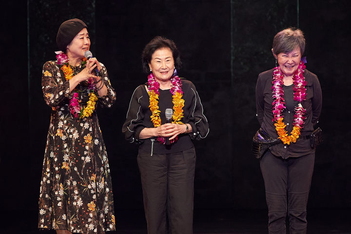 [서울=뉴시스](왼쪽부터)'바니걸스'의 고재숙, '이시스터즈'의 김희선(김명자), '코리아 키튼즈'의 윤복희가 8일 뮤지컬 '시스터즈' 공연이 열린 서울 종로구 홍익대 대학로 아트센터 대극장 무대에 올라 소감을 말하고 있다. (사진=신시컴퍼니 제공) 2023.09.11. photo@newsis.com *재판매 및 DB 금지